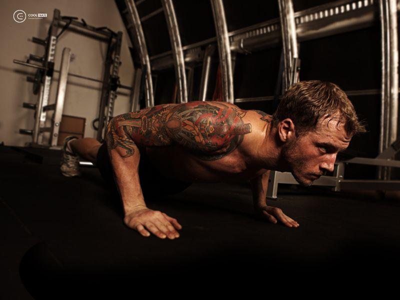 20-bai-tap-giup-chang-mac-ao-thun-dep-thu-hut-moi-anh-nhin-2225