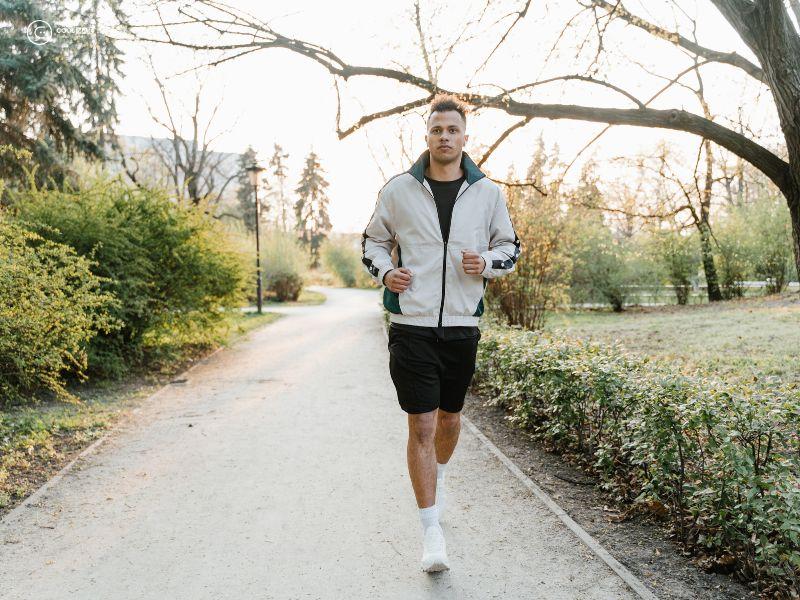 20-bai-tap-giup-chang-mac-ao-thun-dep-thu-hut-moi-anh-nhin-2225