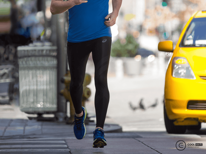 Quần tất chạy bộ cơ bản dành cho nam giới thường được làm từ chất liệu nhẹ, bền