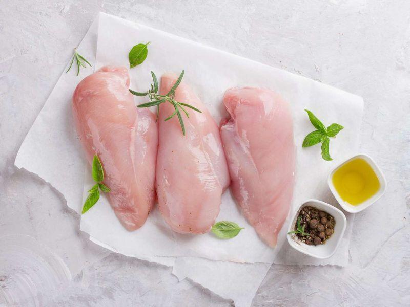 Nam giới bị mụn nên kiêng ăn thịt gà