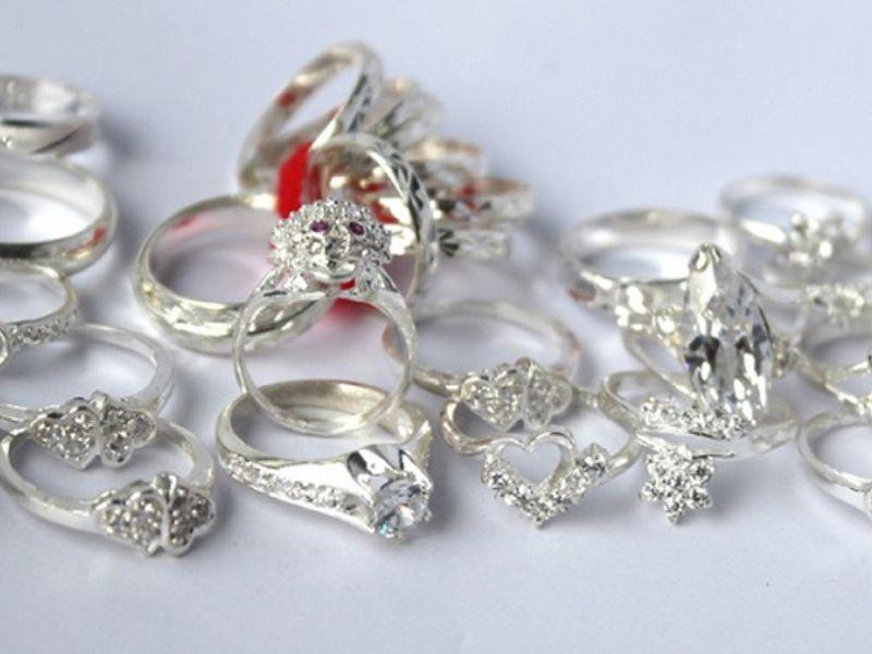 Tránh để trang sức chồng chéo lên nhau