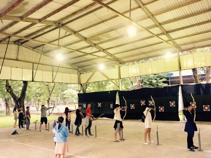 Các khóa học tại đây tập trung vào việc đào tạo các kỹ năng cơ bản, từ dáng đứng, cách cầm cung đến kỹ năng ngắm bắn.