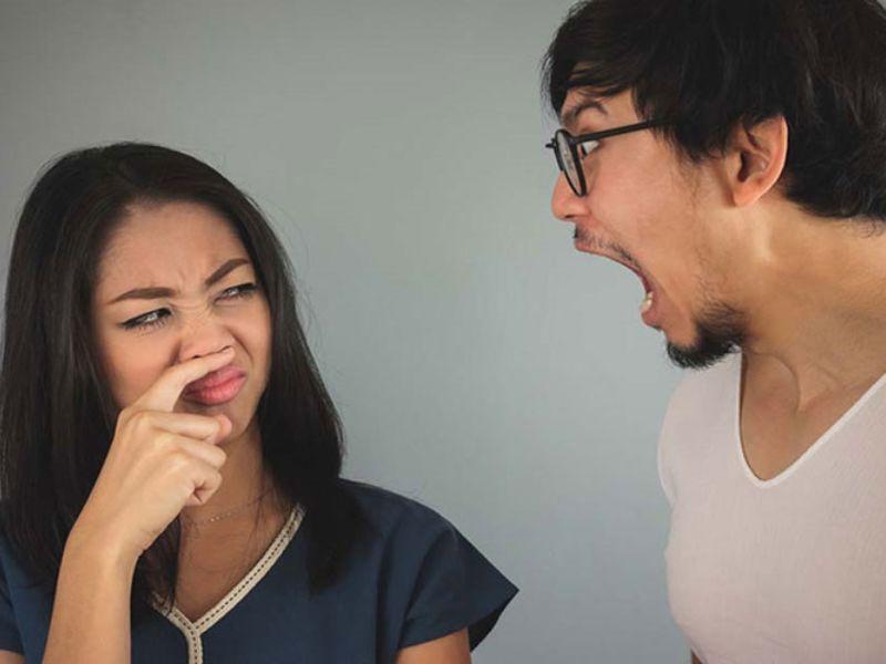 Nhờ người khác kiểm tra hơi thở