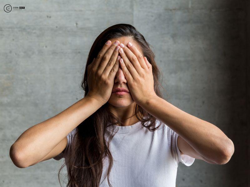 Leak là gì? Hình ảnh minh họa về việc không nên xem thông tin bị leak của người khác.
