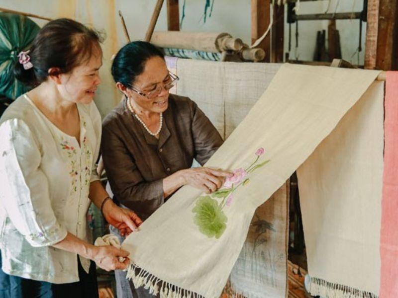 Lụa tơ sen được làm từ những sợi tơ lấy từ bên trong cuống hoa sen.