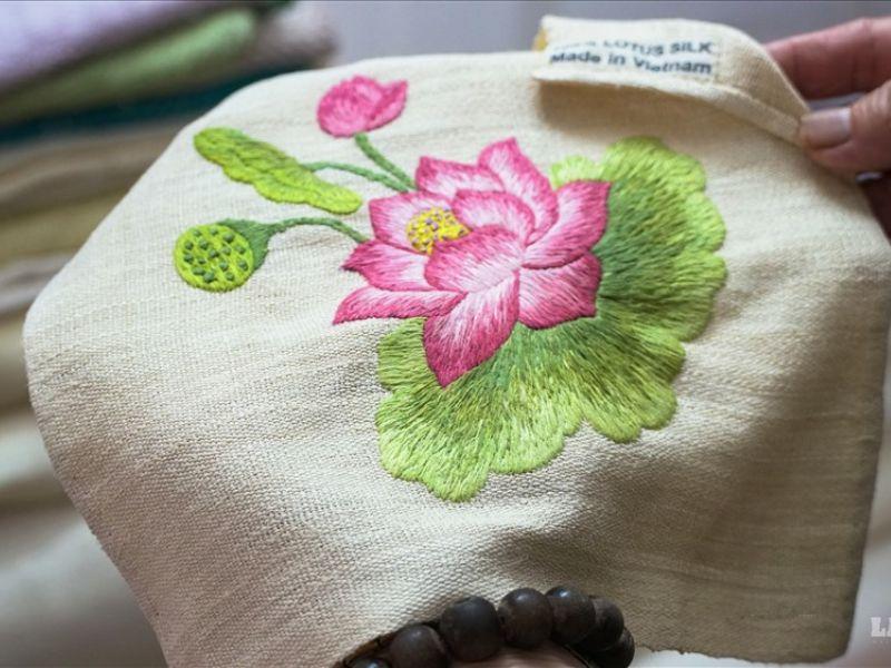 Vải lụa tơ sen rất mỏng và mềm nên giặt nhẹ để tránh sự trầy xước hoặc tránh rách vải.
