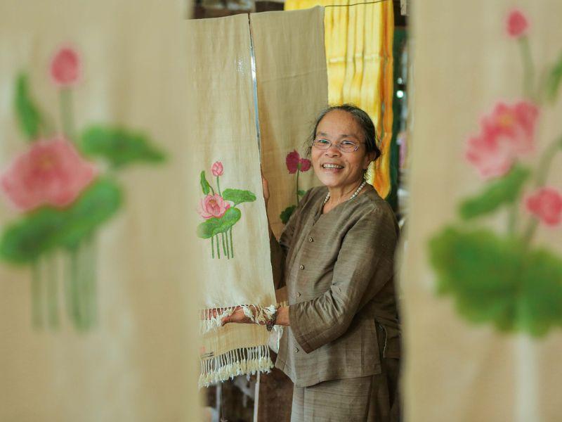 Vải lụa tơ sen có nguồn gốc từ Miến Điện (Myanmar) từ khoảng năm 1900.