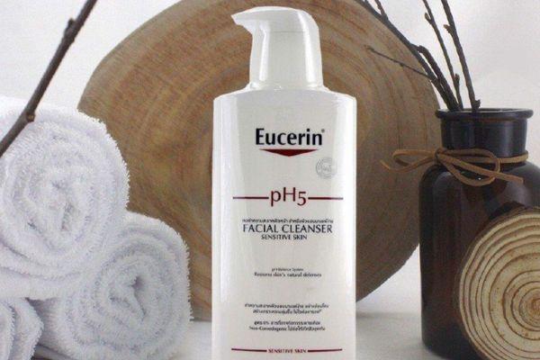 Review dòng sữa rửa mặt tốt nhất hiện nay Eucerin có thiết kế dạng nhấn rất dễ sử dụng