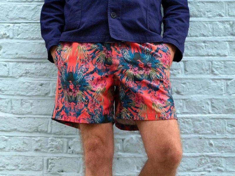 Quần short họa tiết mang đến vẻ ngoài phóng khoáng, trẻ trung cho phái mạnh