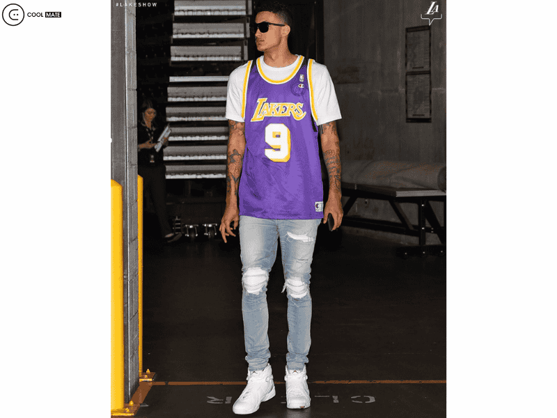 Áo jersey phối cùng quần jeans và giày sneaker