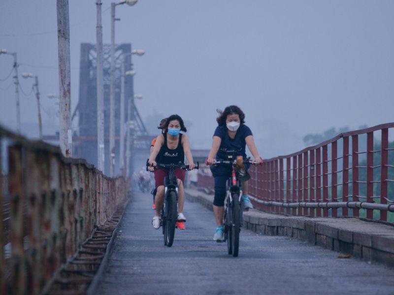 Đạp xe vào sáng sớm