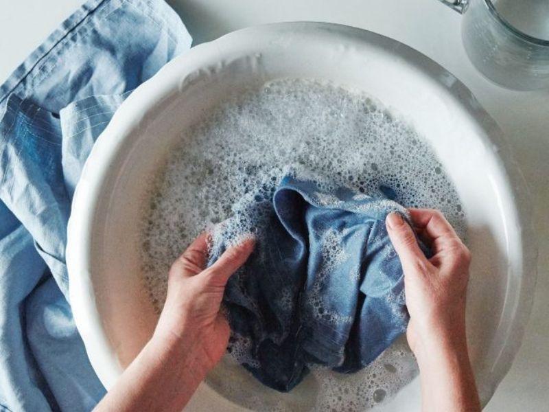 Tránh để vải đũi tiếp xúc với hóa chất mạnh