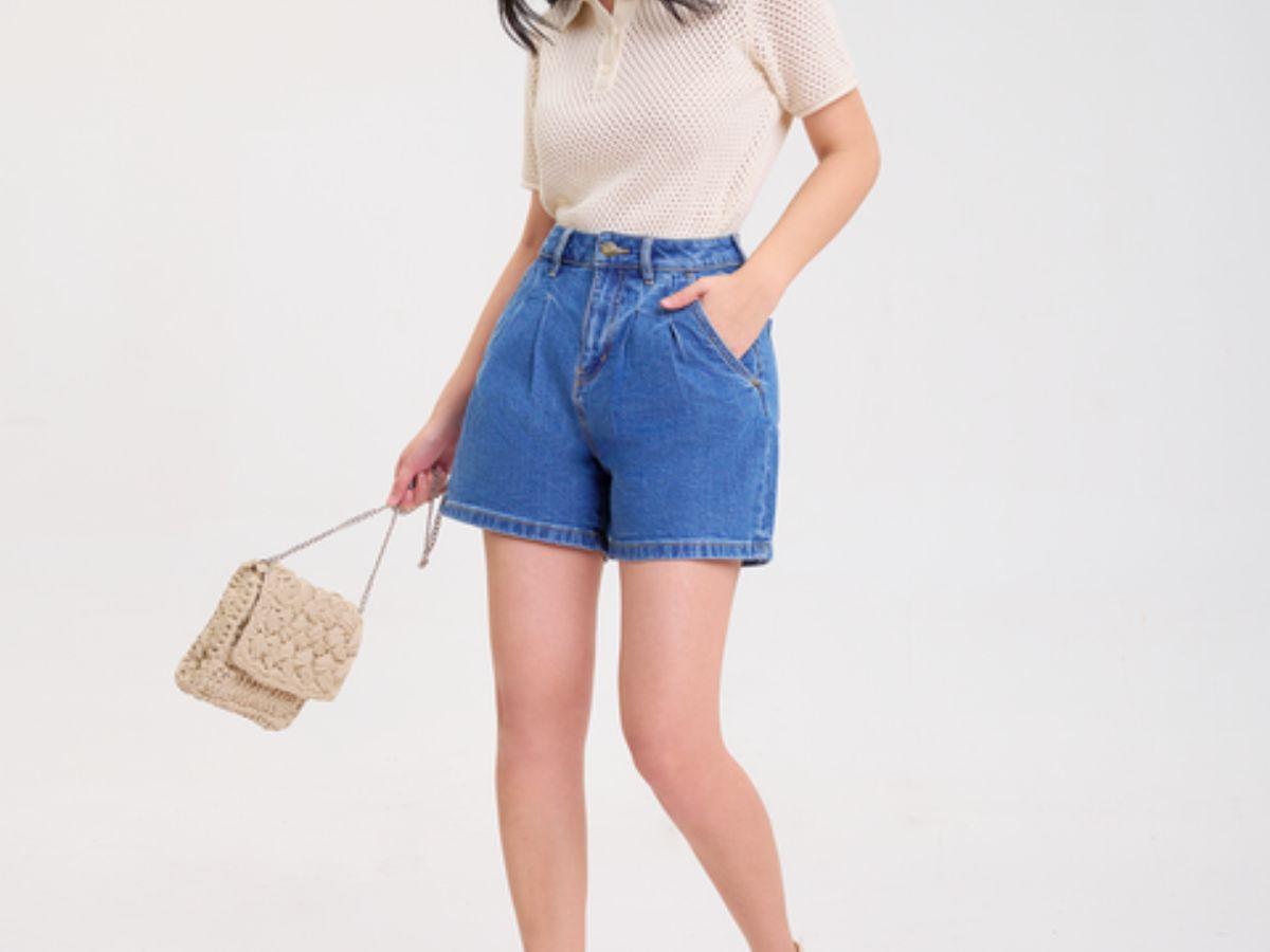 Quần short cạp cao với thiết kế đơn giản giúp giảm sự chú ý vào vòng hai