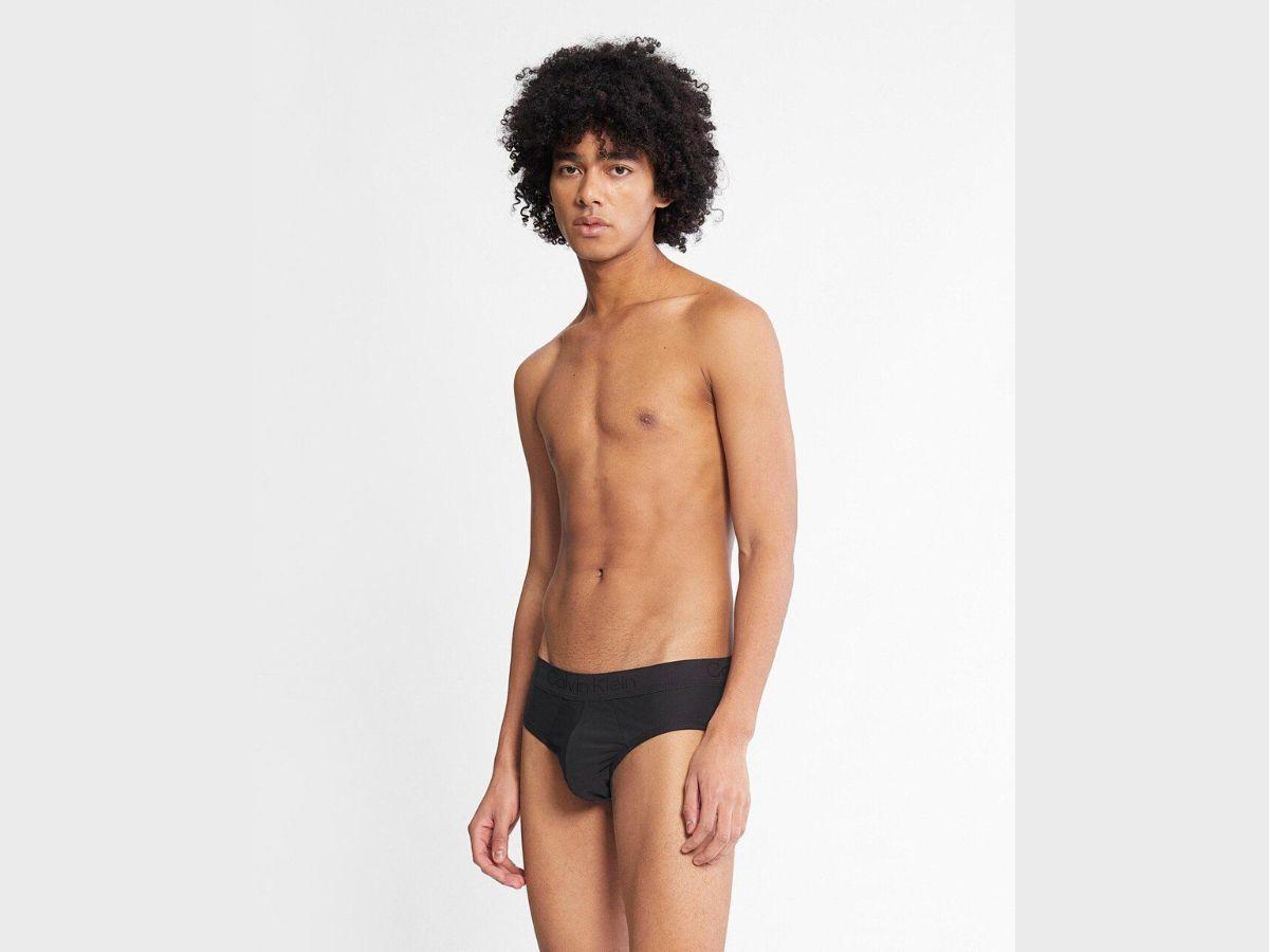 Quần lót nam Calvin Klein là loại quần lót hình tam giác với chất liệu vải vừa vặn