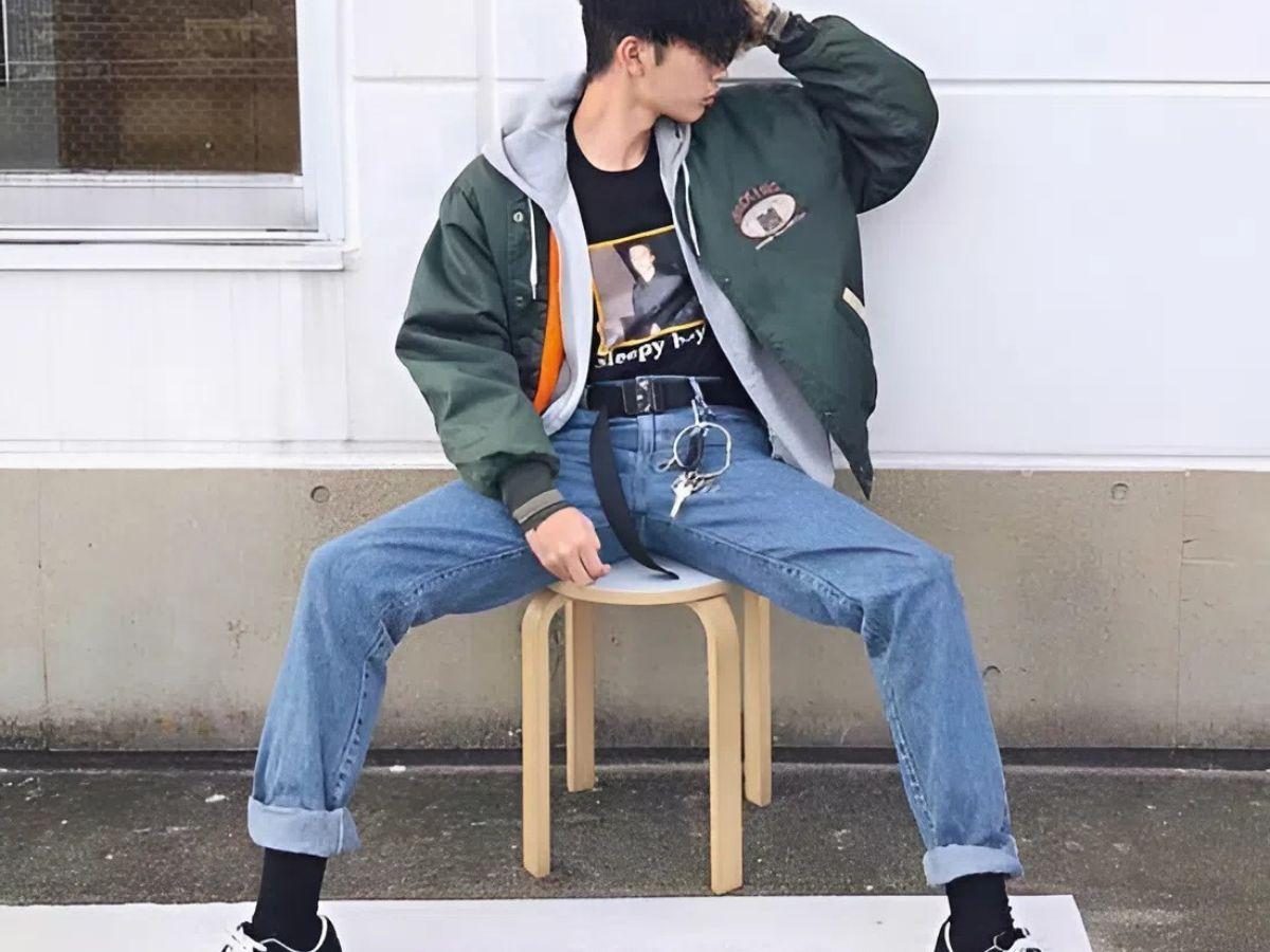Outfit đơn giản nhưng cuốn hút với áo phông họa tiết kết hợp cùng quần jean xắn gấu