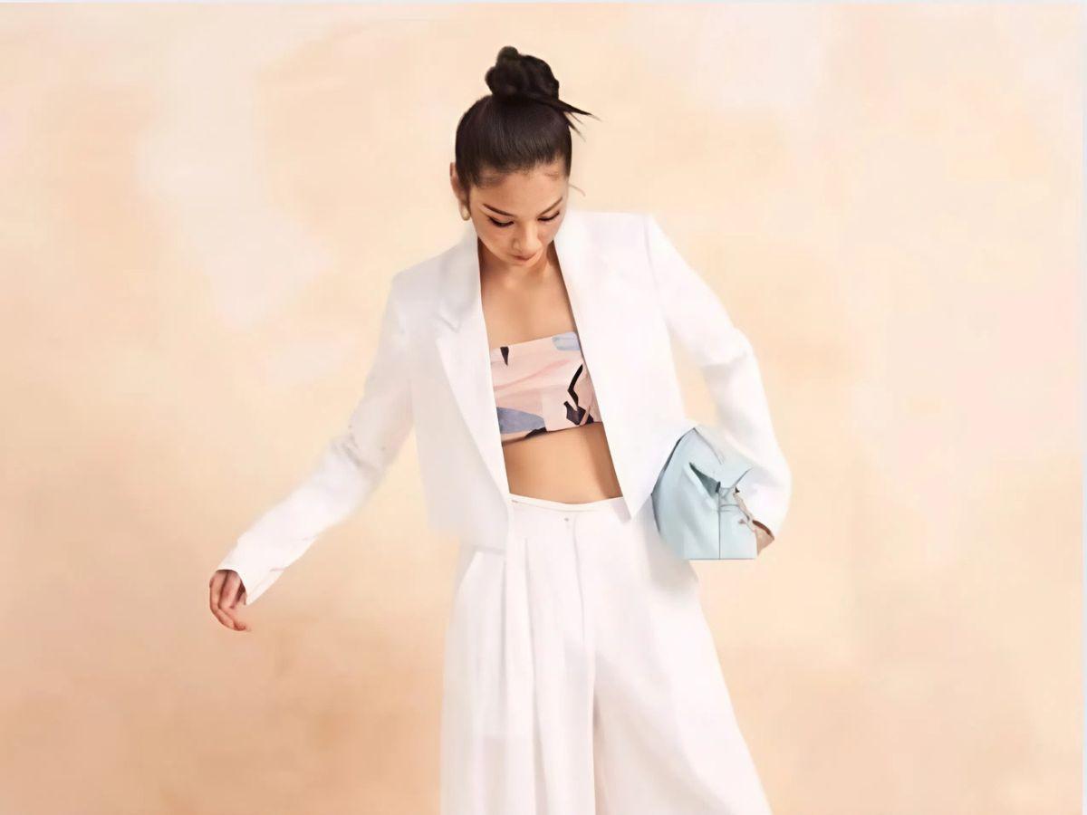 Bra Quây Và Không Dây Kết Hợp Với Vest