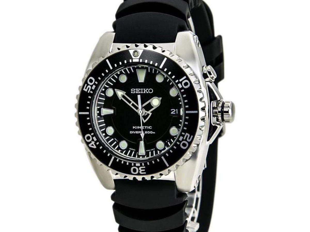Seiko Kinetic SKA413 được phủ một lớp dạ quang lên kim và vạch chỉ giờ