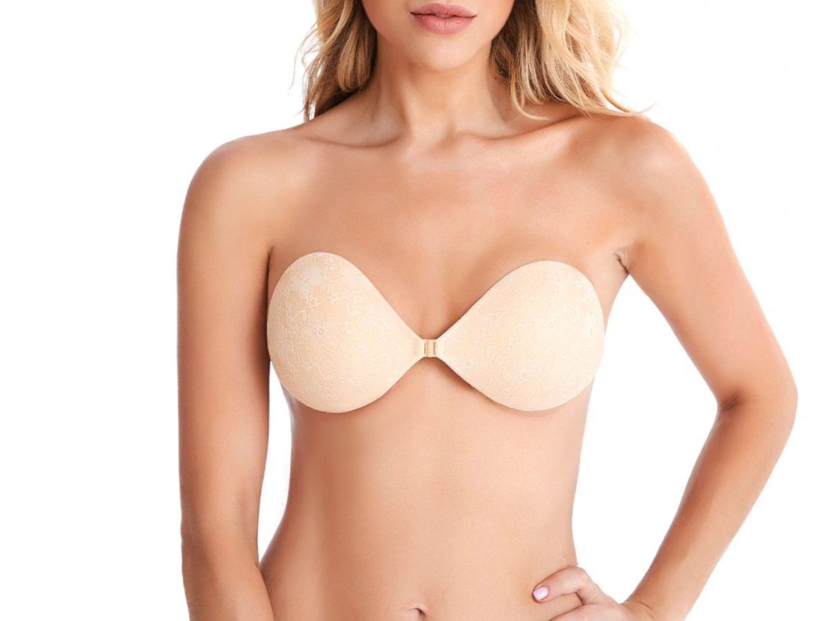 Đối với những thiết kế áo dài cách tân, áo ngực dán hoặc miếng dán nhũ hoa là giải pháp hữu hiệu