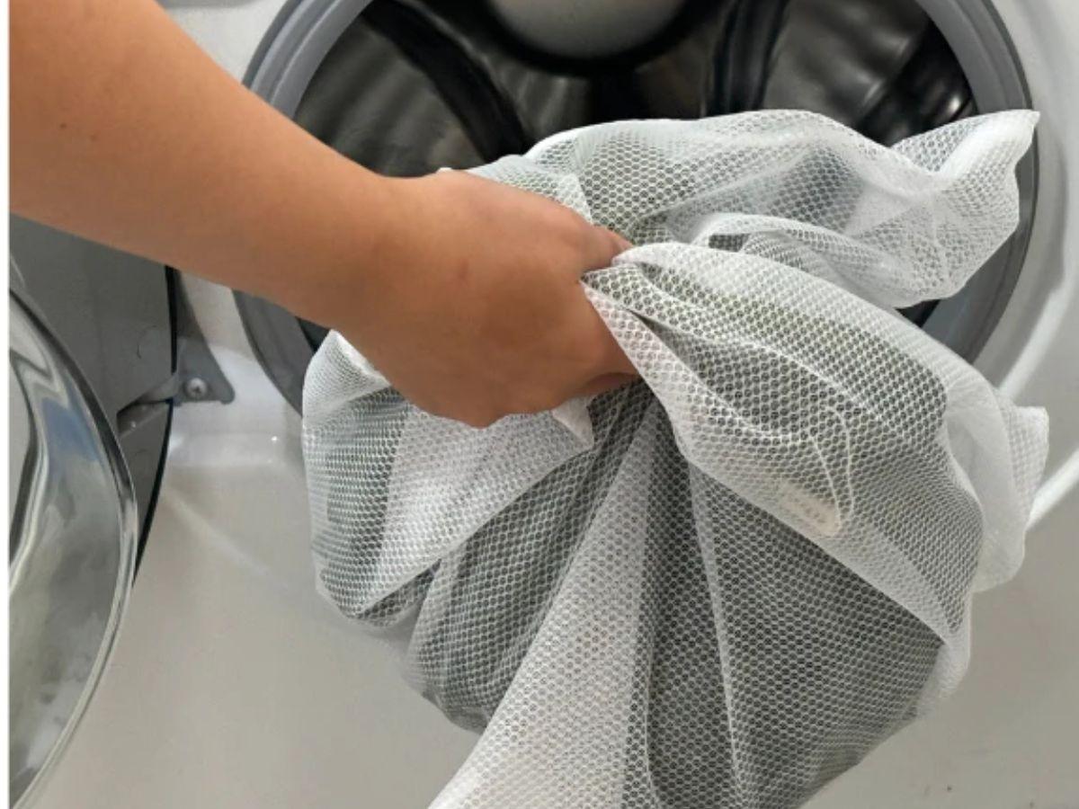 nên sử dụng túi giặt khi giặt đồ satin