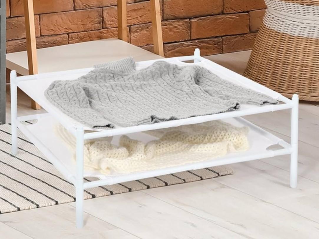 phơi áo len trên một giá phơi dạng lưới.