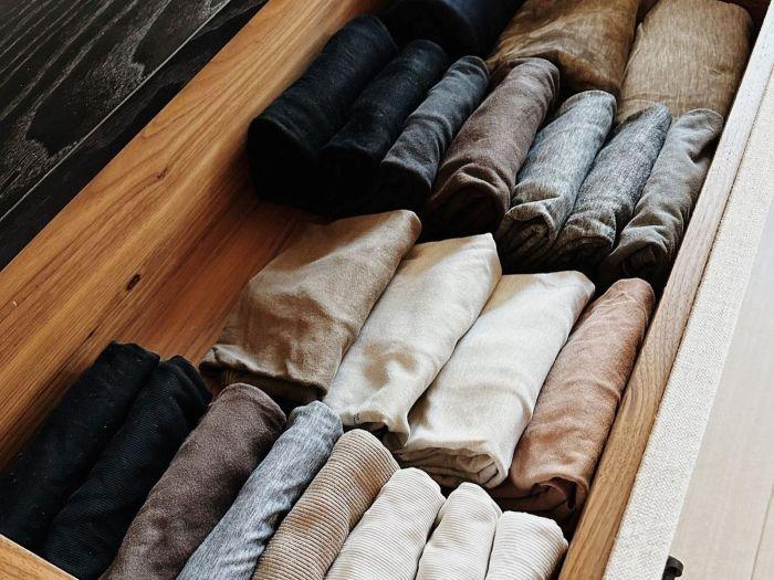 Cuộn tròn quần short thể thao để dễ dàng lưu trữ cùng các loại quần áo khác