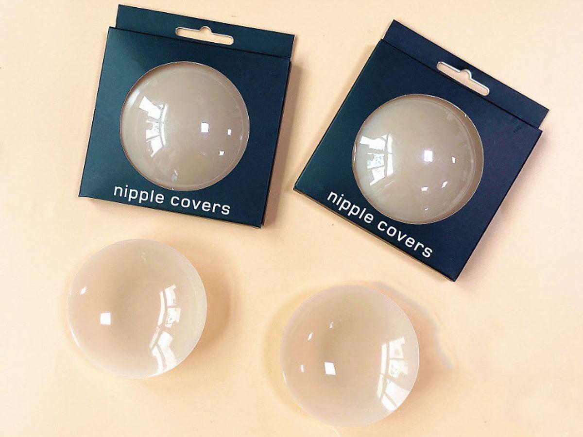 Miếng dán ngực là lựa chọn kín đáo nhất cho trang phục hở nhiều hoặc ôm sát