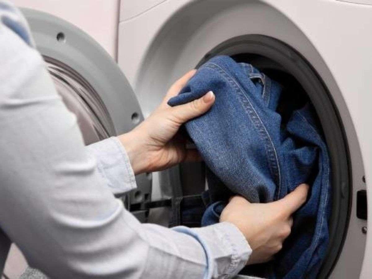 Sử dụng máy giặt để làm co quần jean giãn gối