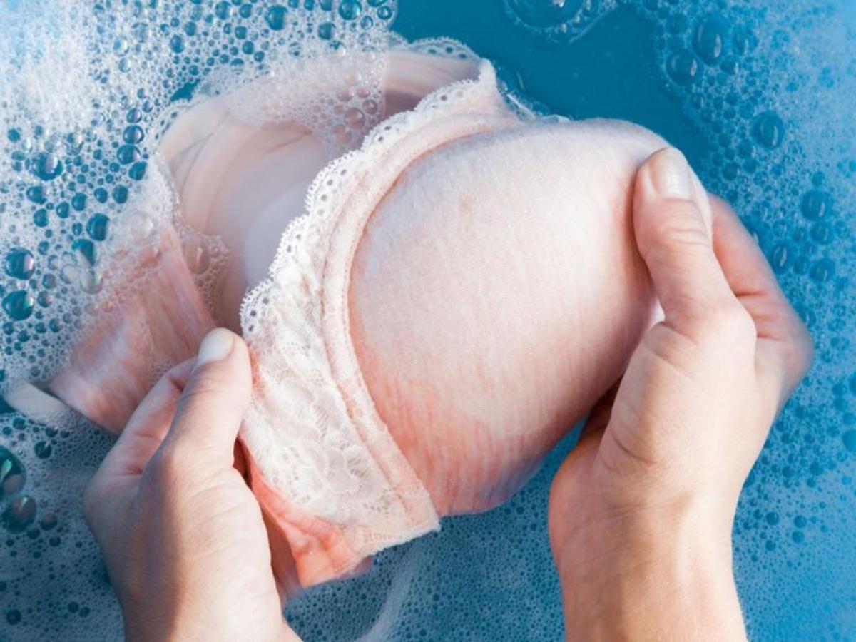 Cách vệ sinh và bảo quản áo bra cánh tiên