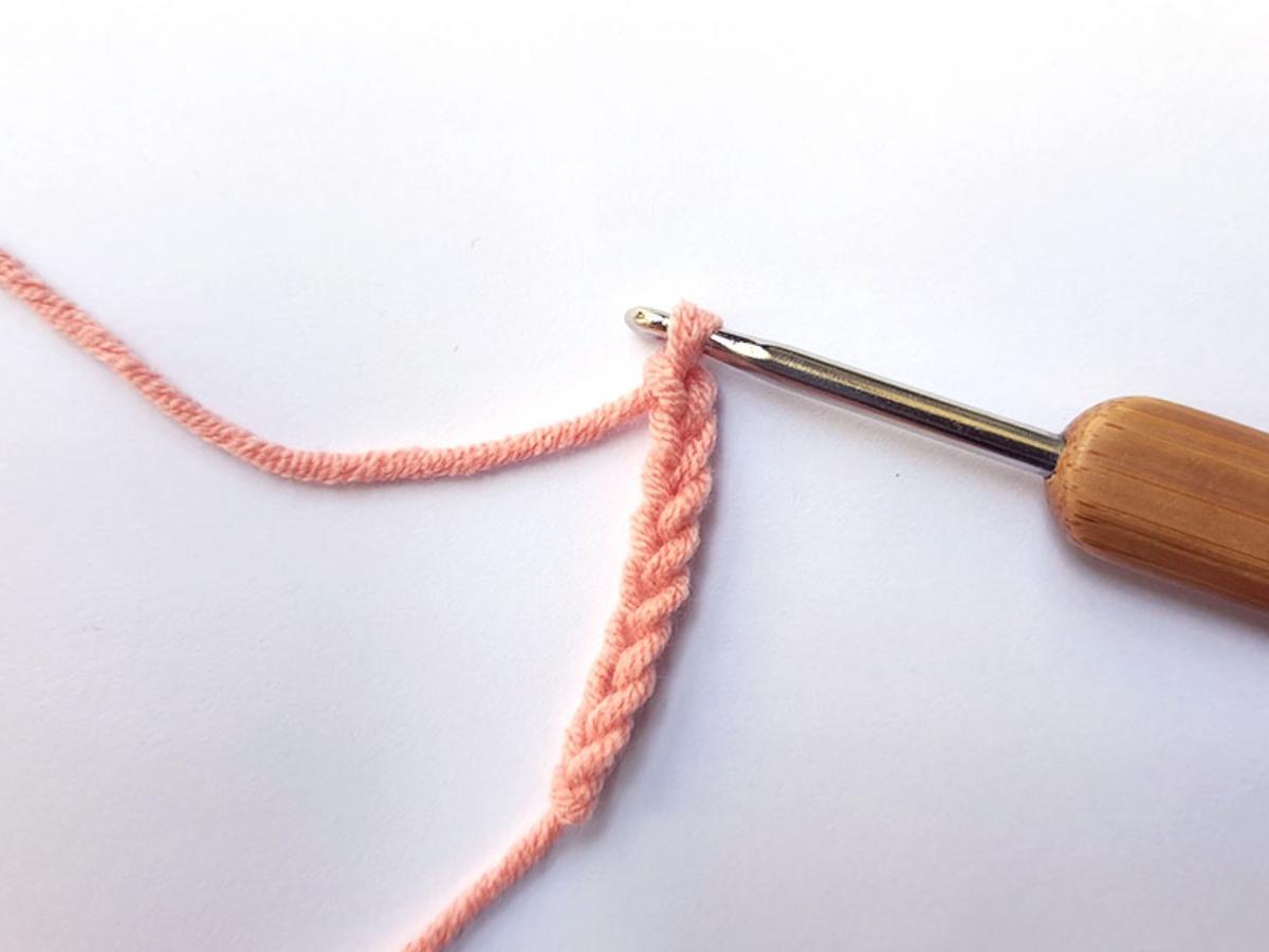 Cách thực hiện mũi bính bằng cách tạo thành một chuỗi vòng lặp liên kết