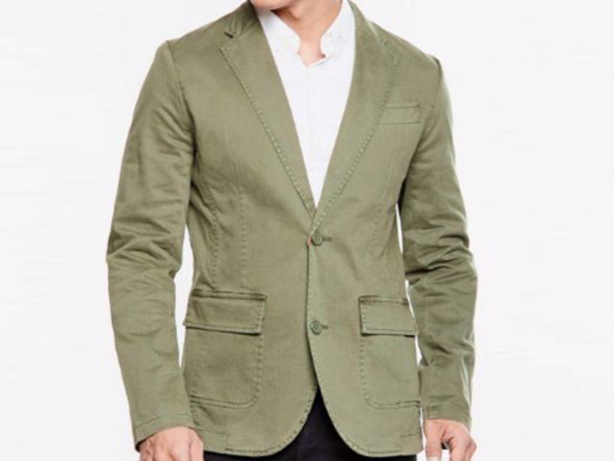 Áo khoác blazer kaki kết hợp giữa sự lịch lãm và thoải mái