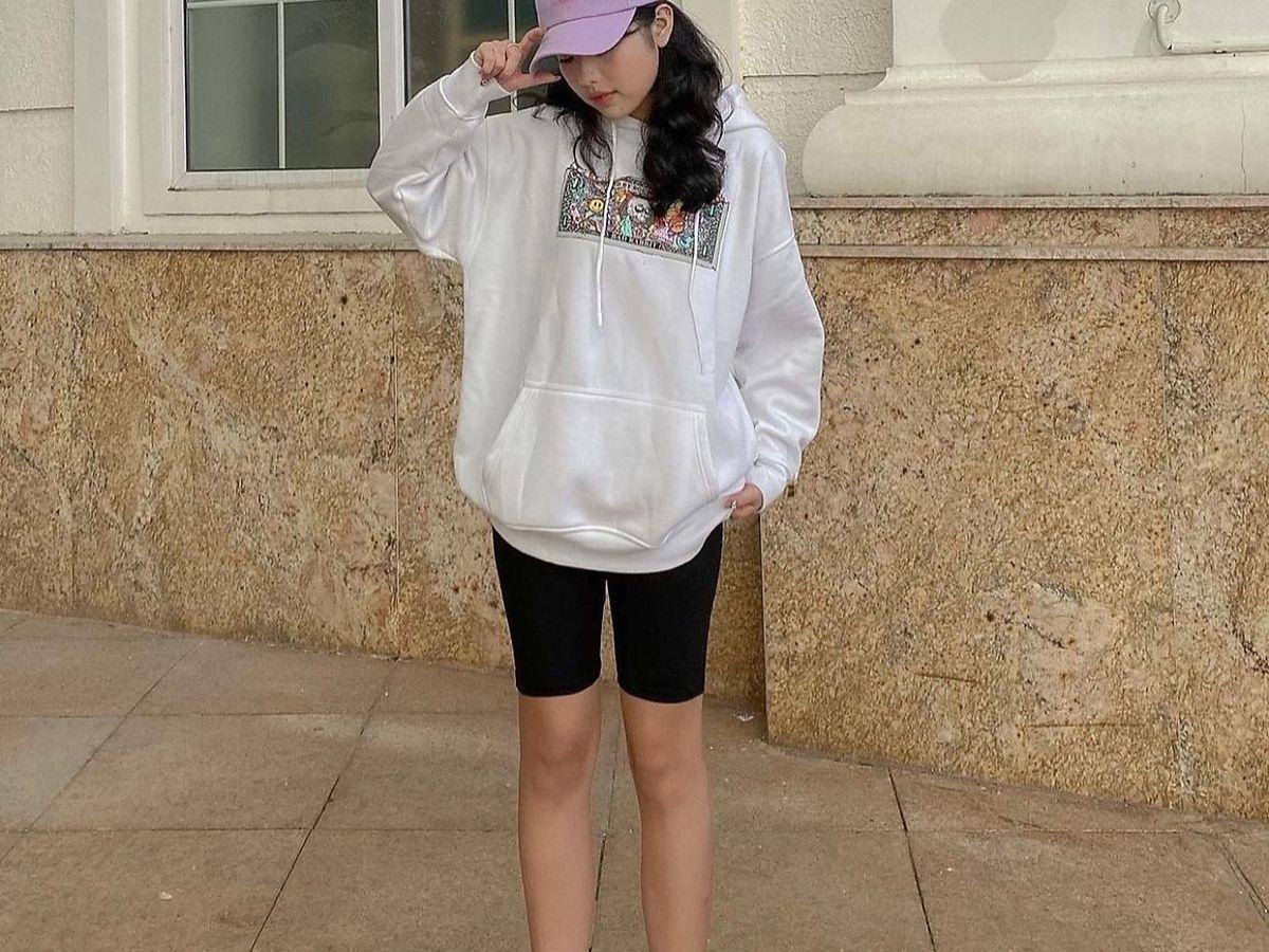 Phong cách Street style: Quần legging + Áo hoodie/sweatshirt mỏng
