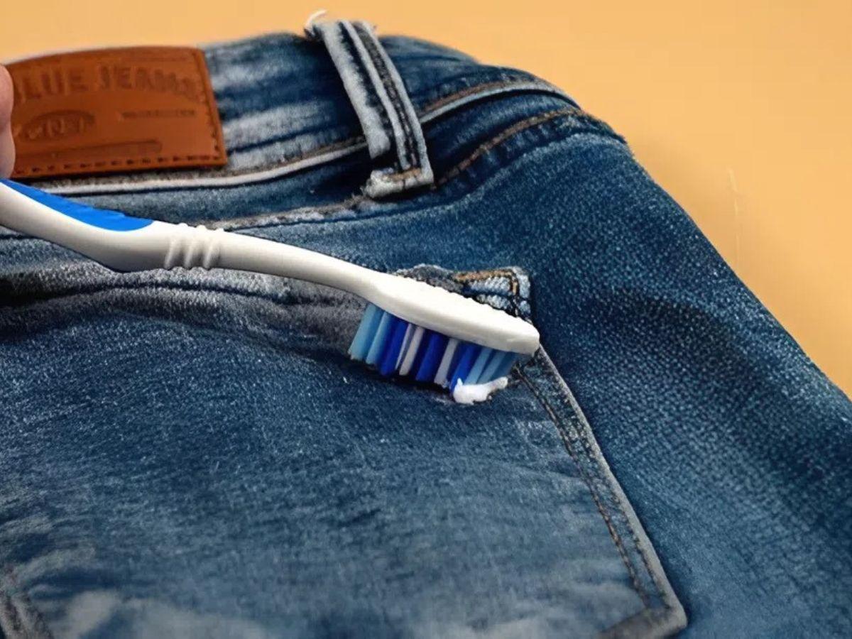 Xử lý vết bẩn trên jean bằng các nguyên liệu sẵn có mà không cần ra tiệm giặt