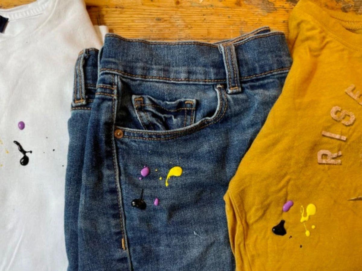 Quần dính sơn nên xử lý sớm để tránh làm hỏng vải