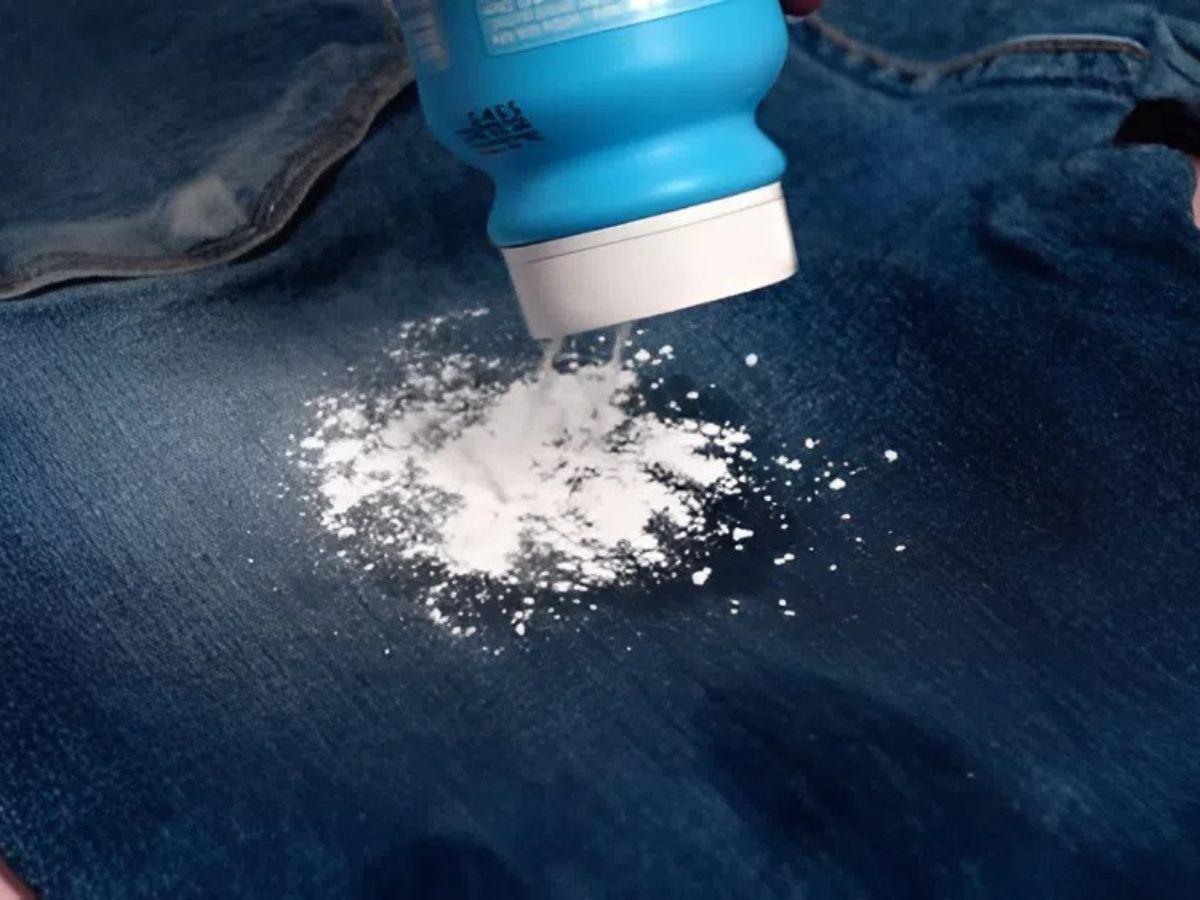 Dùng phấn phủ để hút hết dầu mỡ khỏi quần jean