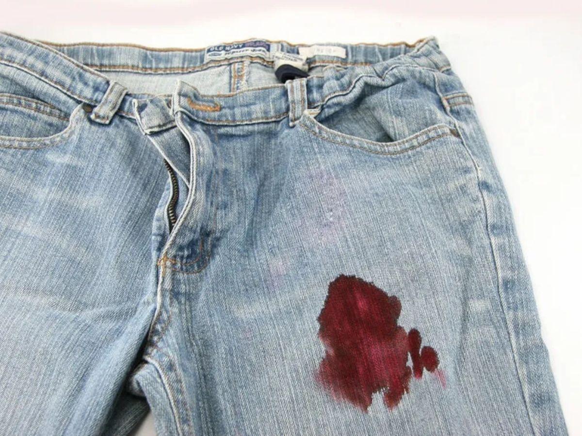 Vết máu khô có thể khó giặt ra nếu để quá lâu