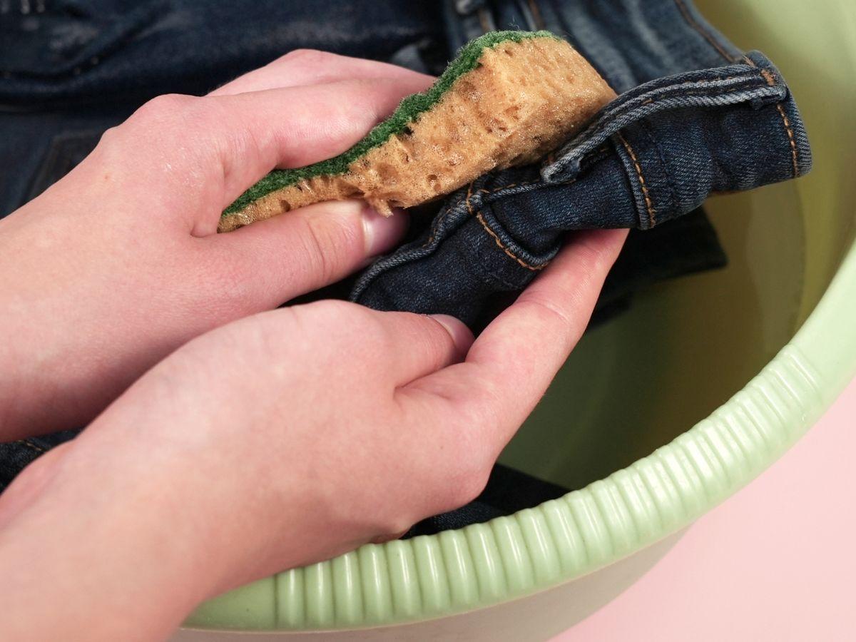 Làm sạch đúng cách sẽ giúp giữ quần jean bền màu và như mới lâu hơn