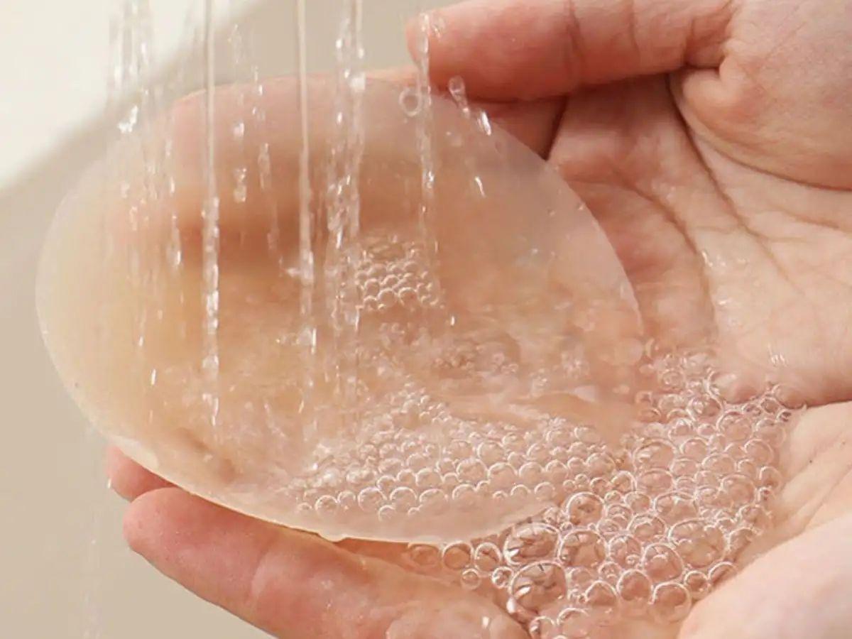 Vệ sinh áo bra dán theo từng bước để giữ form và độ bền cho áo