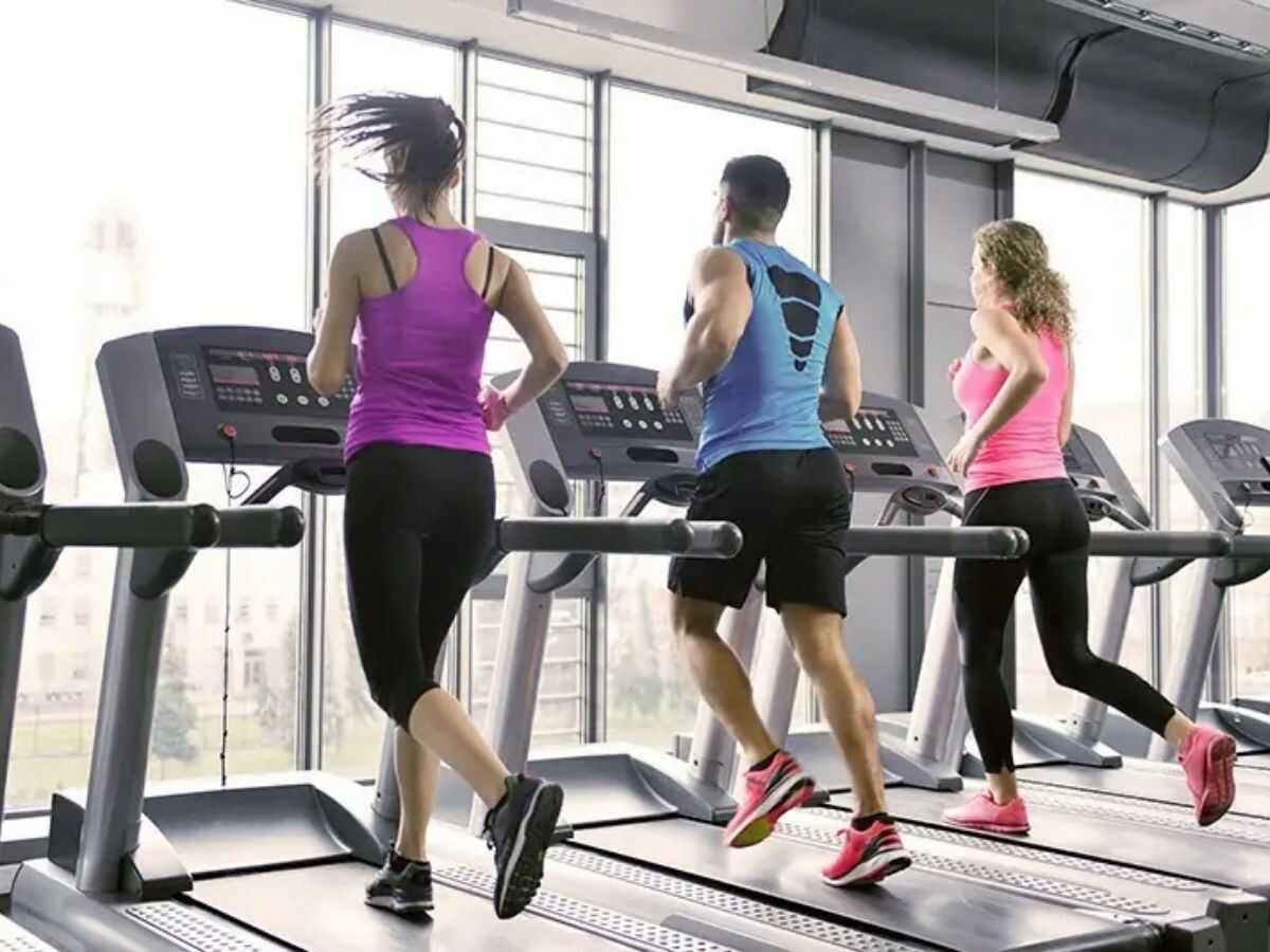 Chạy bộ trên máy giúp kiểm soát tốc độ, giảm áp lực lên bắp chân