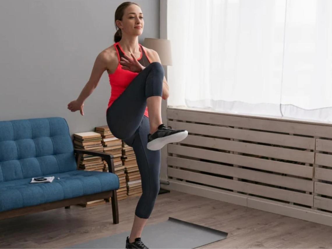 chạy bộ tại chỗ trong nhà