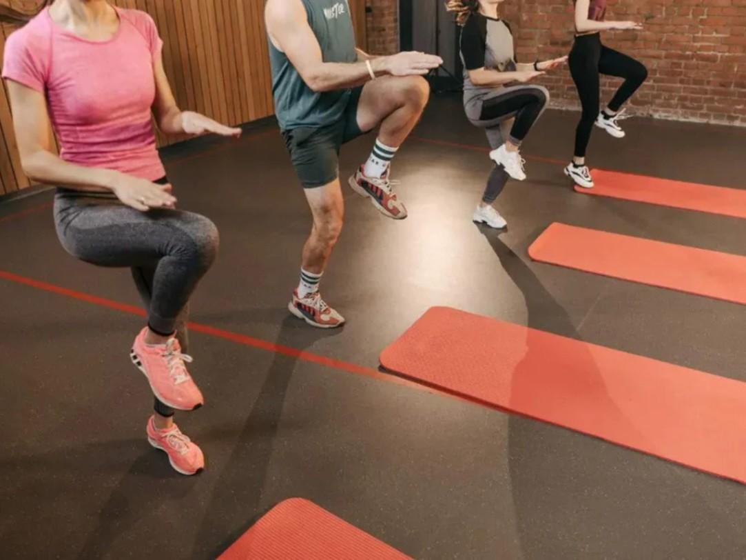 khởi động cơ thể trước khi chạy tại chỗ