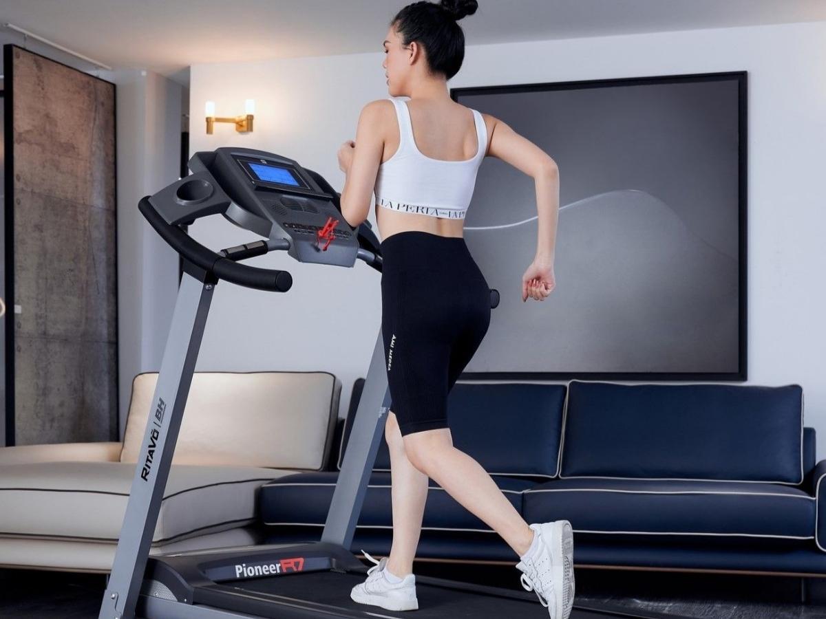 Máy chạy bộ điện có động cơ, dễ điều chỉnh tốc độ, tích hợp nhiều tính năng hiện đại