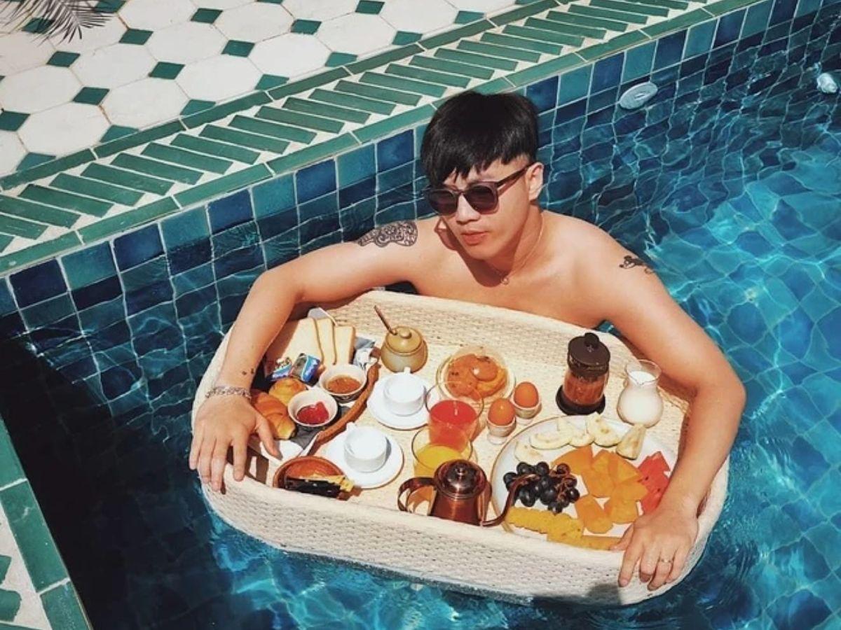 Chụp cùng phao bơi, đồ ăn, thức uống: Thêm yếu tố thú vị, màu sắc.