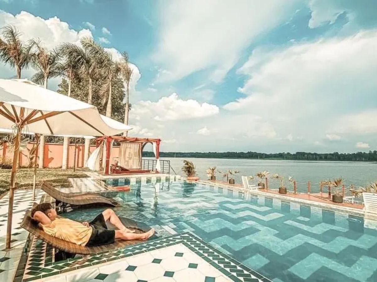 Nằm dài trên ghế thư giãn: Phong thái hưởng thụ, nghỉ dưỡng đúng điệu.