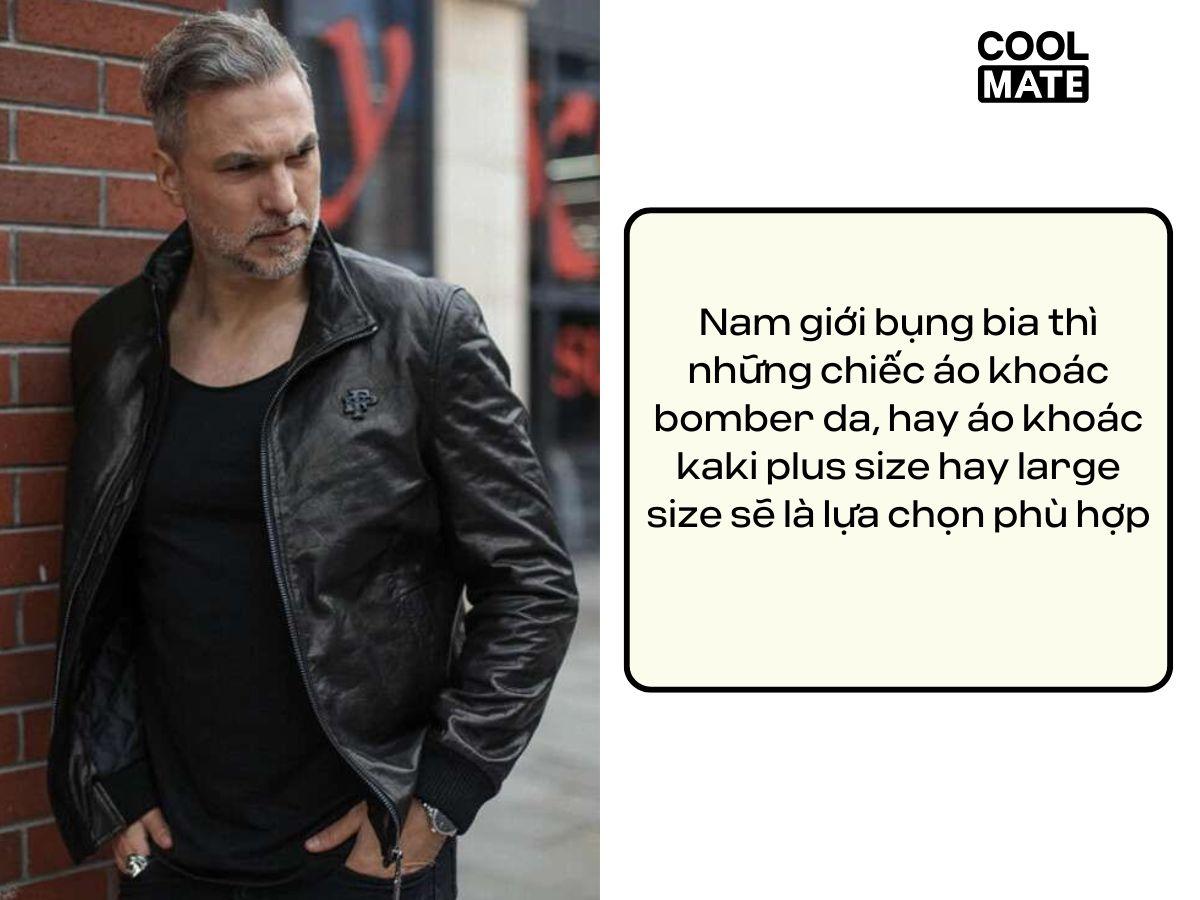 Áo khoác bomber là lựa chọn phù hợp để che chiếc bụng tròn của nam giới trung niên 