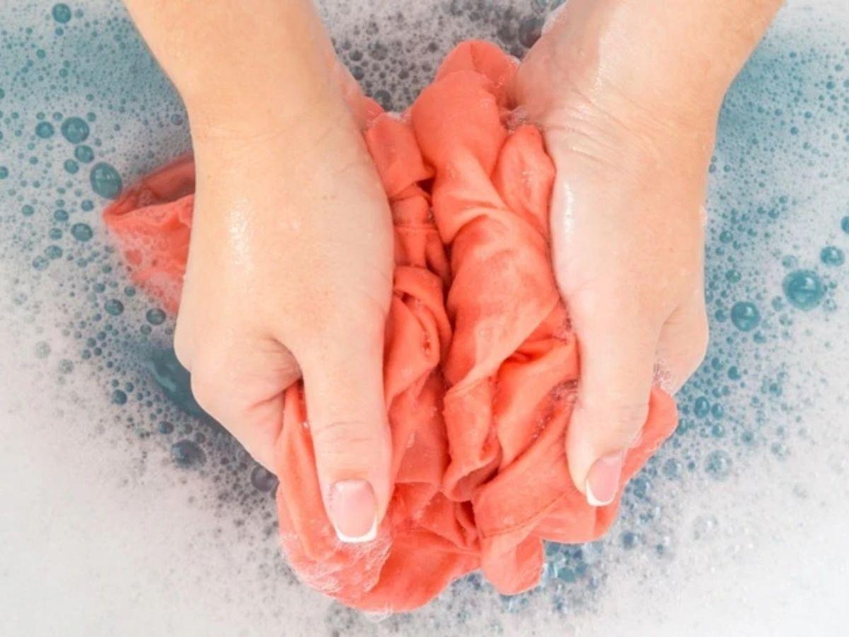 Nên giặt bằng tay và bóp nhẹ tránh nhiệt độ cao