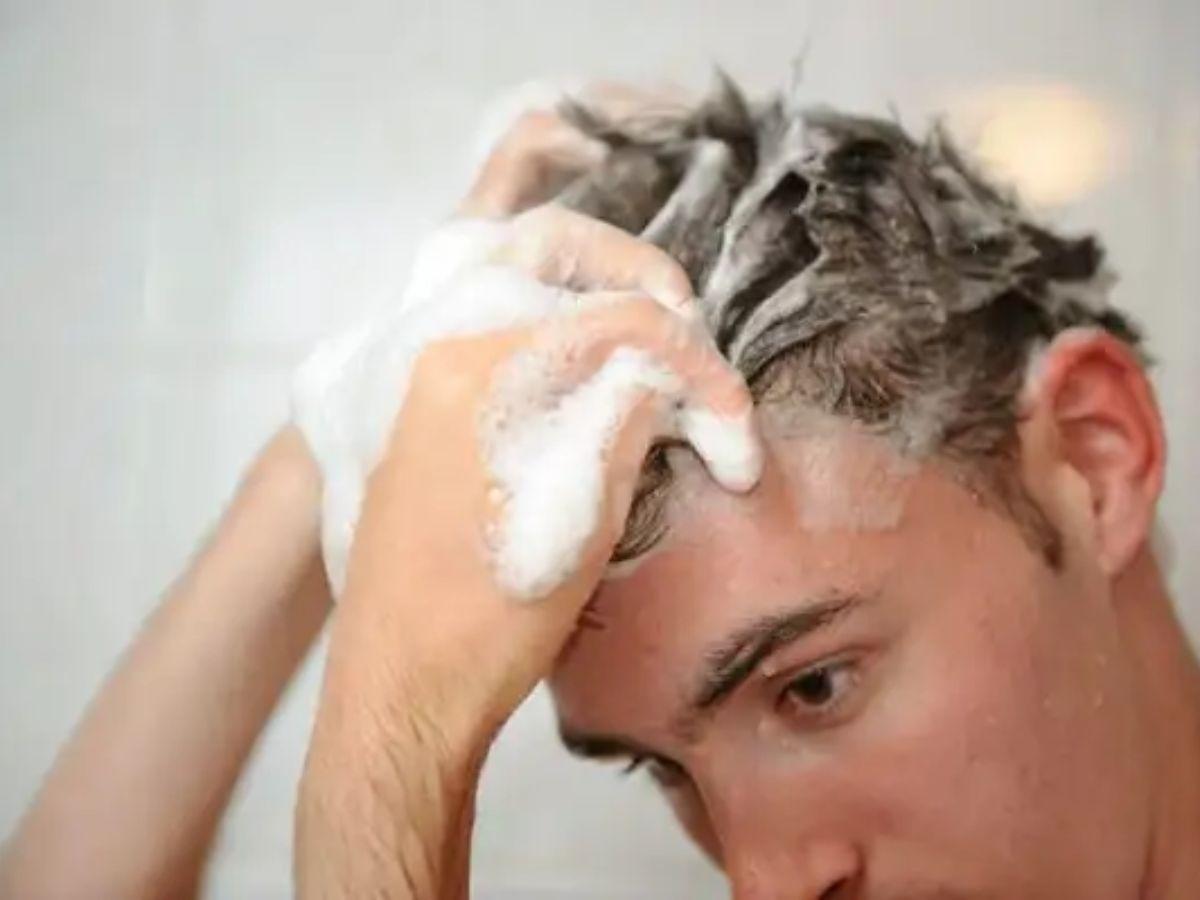 Dùng quá nhiều mousse: Gây bết dính, nặng tóc