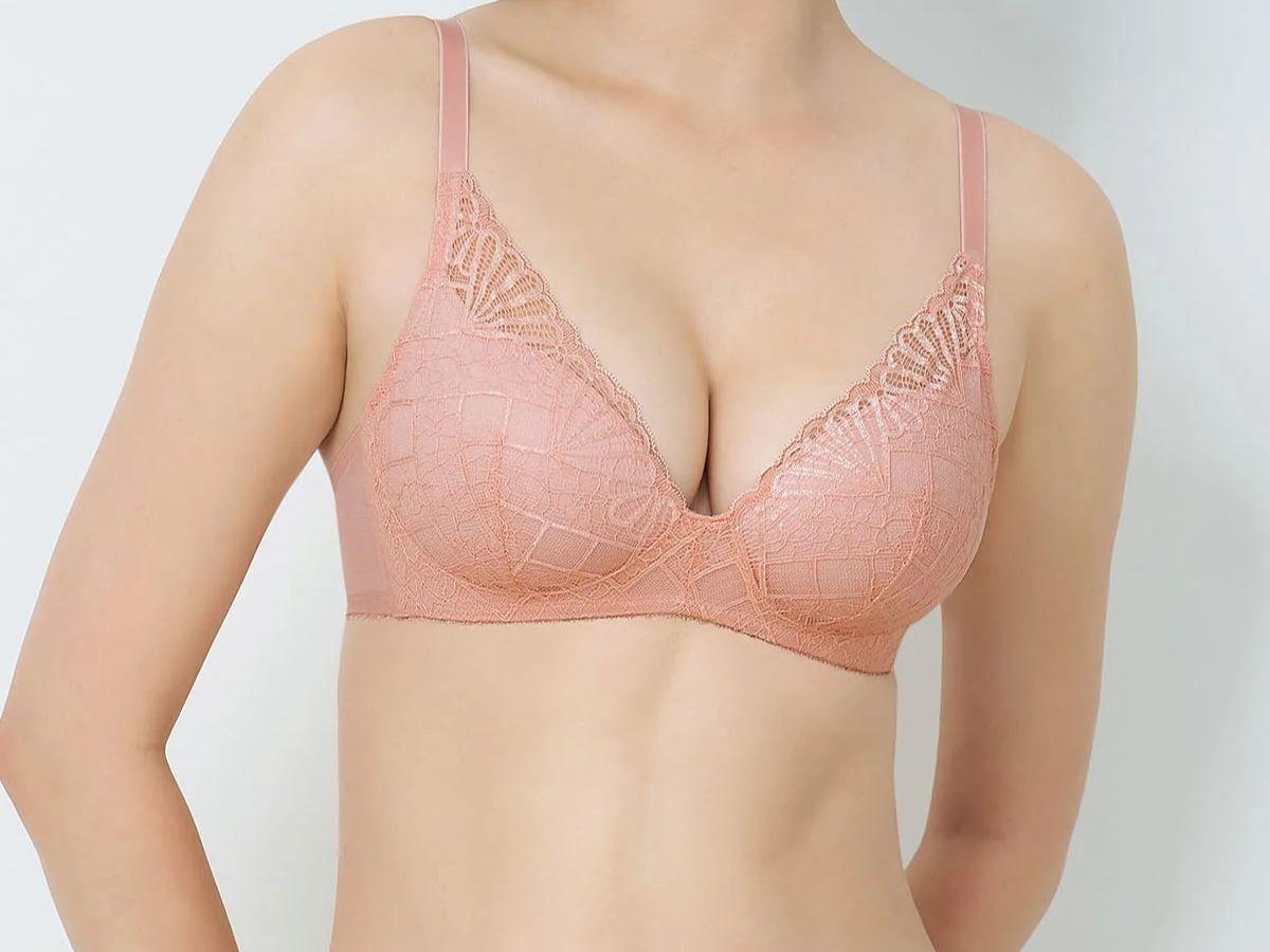 Nên chọn những mẫu áo lót cổ chữ V để tôn lên vẻ đẹp quyến rũ, cá tính 