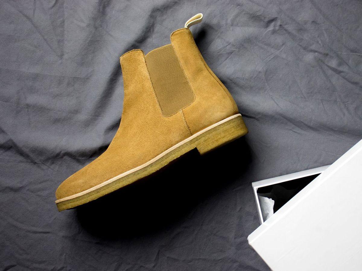 Để Chelsea boots luôn bền đẹp, bạn cần chăm sóc đúng cách tùy theo chất liệu giày