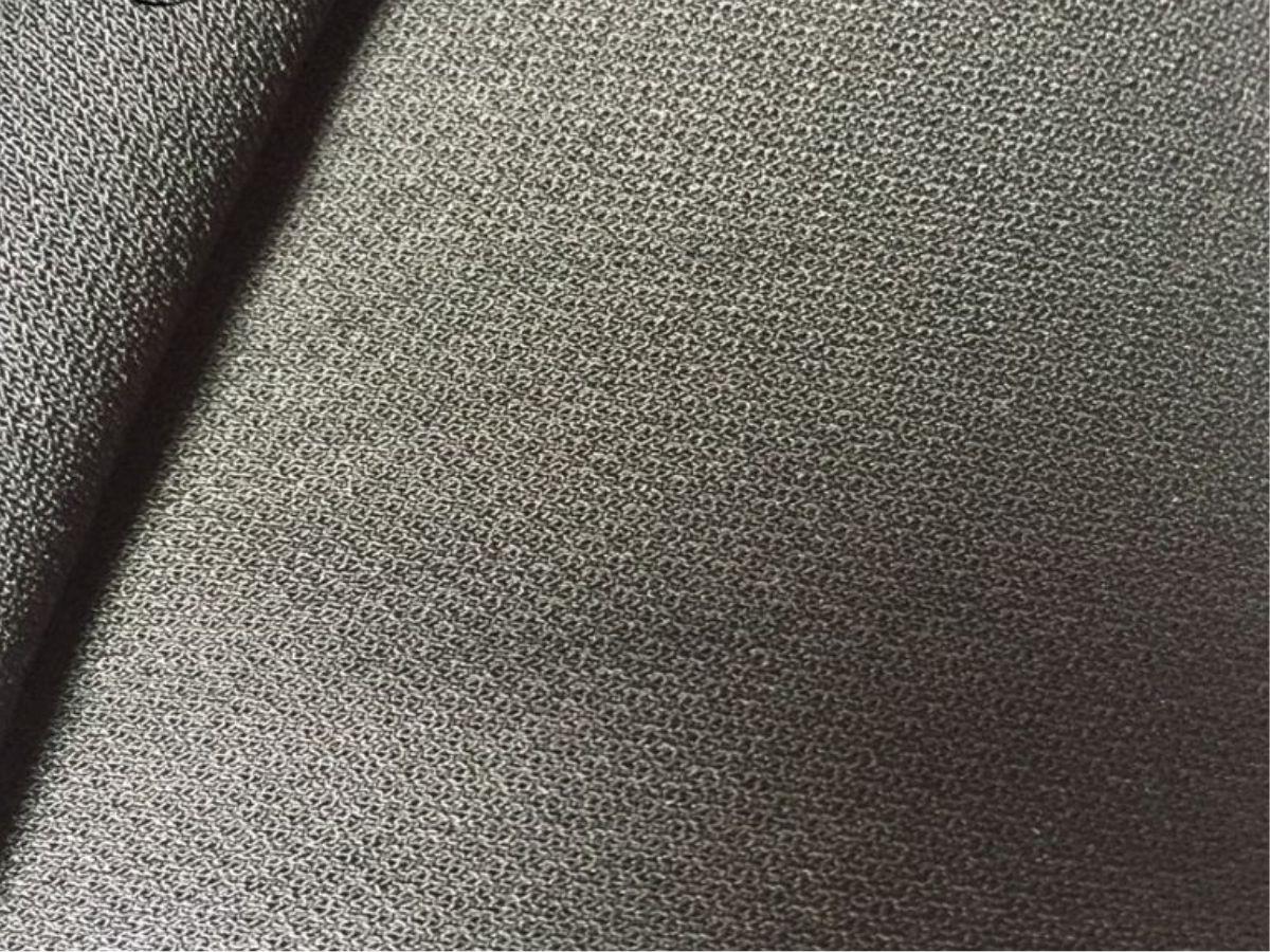 Cận cảnh chất liệu vải Ponte di Roma dày dặn, che khuyết điểm tốt