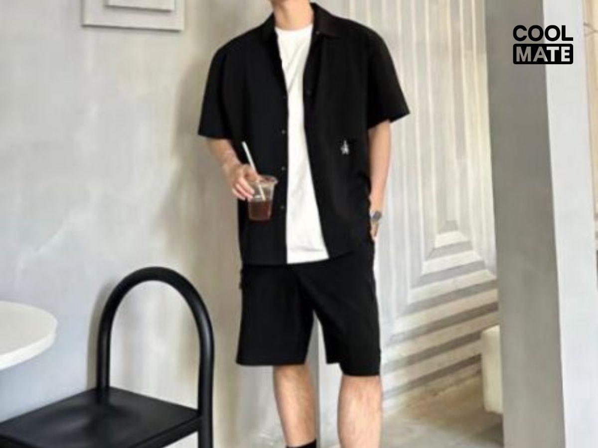 Phong cách Black-on-Black với sơ mi và quần short đen tạo vẻ nam tính